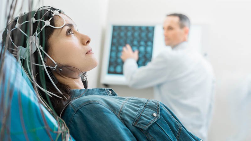 mulher fazendo culta médica no consultório com o médico ao lado falando sobre se epilepsia tem cura